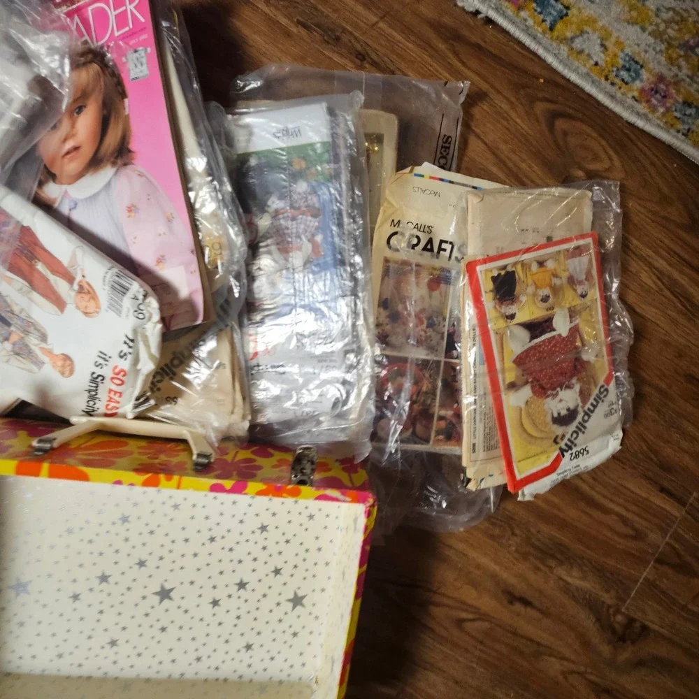 Huge‎ Lot Vintage 60s 70s Mod Sewing Pattern Kit Suitcase Trunk Craft Groovy